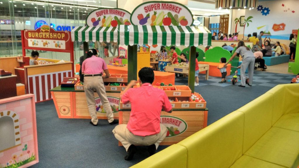 staff-cleaning-kidzoona