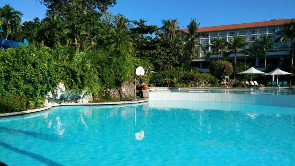 adult-pool-shangri-la-cebu