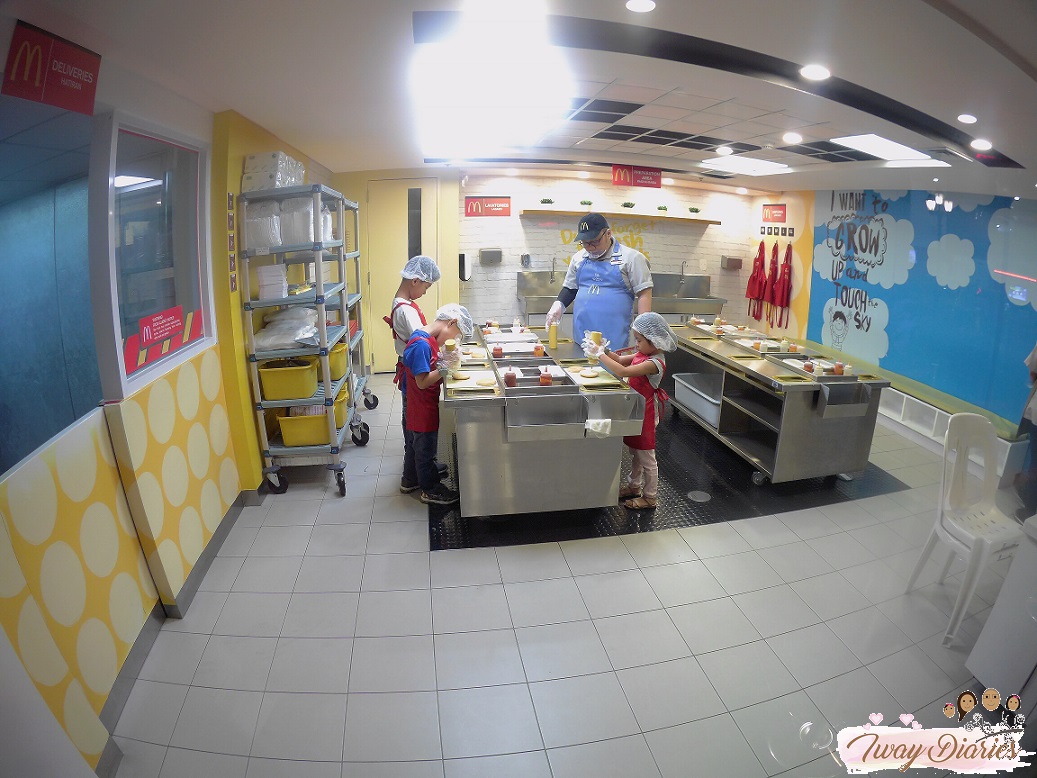 Kidzania - burger shop crew - role playing