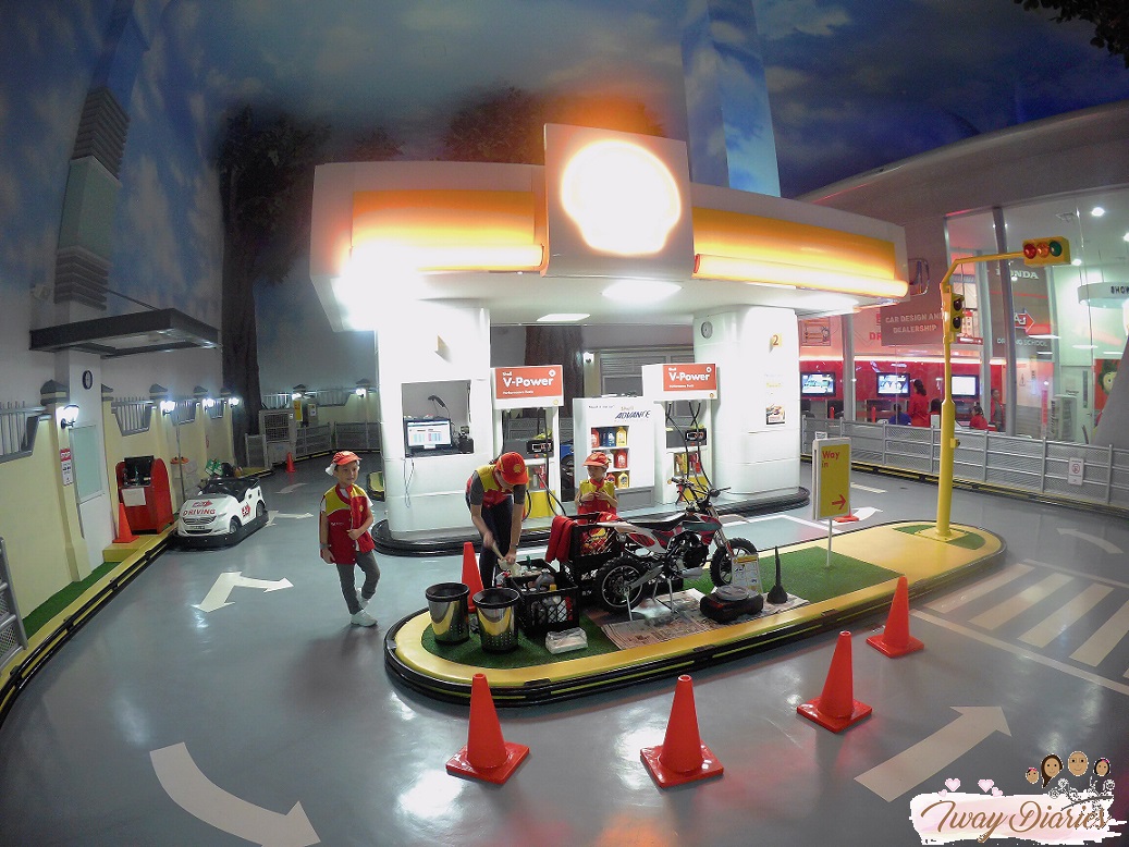 Kidzania - car mechanic - role playing
